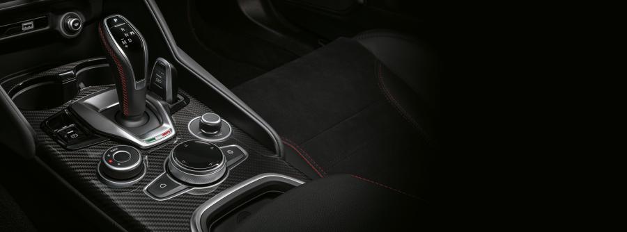 Детали интерьера Alfa Romeo Giulia Quadrifoglio (952) 2020 года  (WW) (фото 36 из 65)
